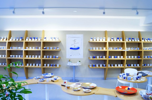 KIHARA直営店での藍色カップ展示風景